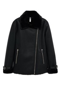 Veste en similicuir noire avec fermeture éclair asymétrique à l'avant, deux poches zippées, col et poignets en fausse fourrure, et sangles à boucle sur les manches.