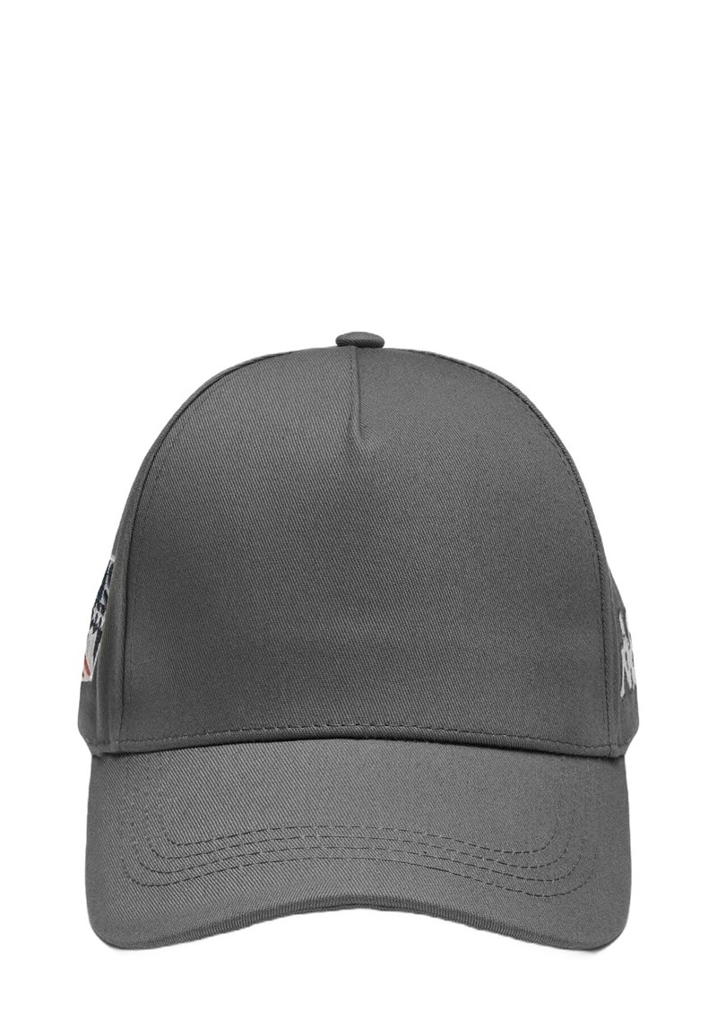 Cappellino da baseball grigio con un design strutturato, texture di tessuto liscio e visiera curva; presenta una patch con logo sul lato sinistro.