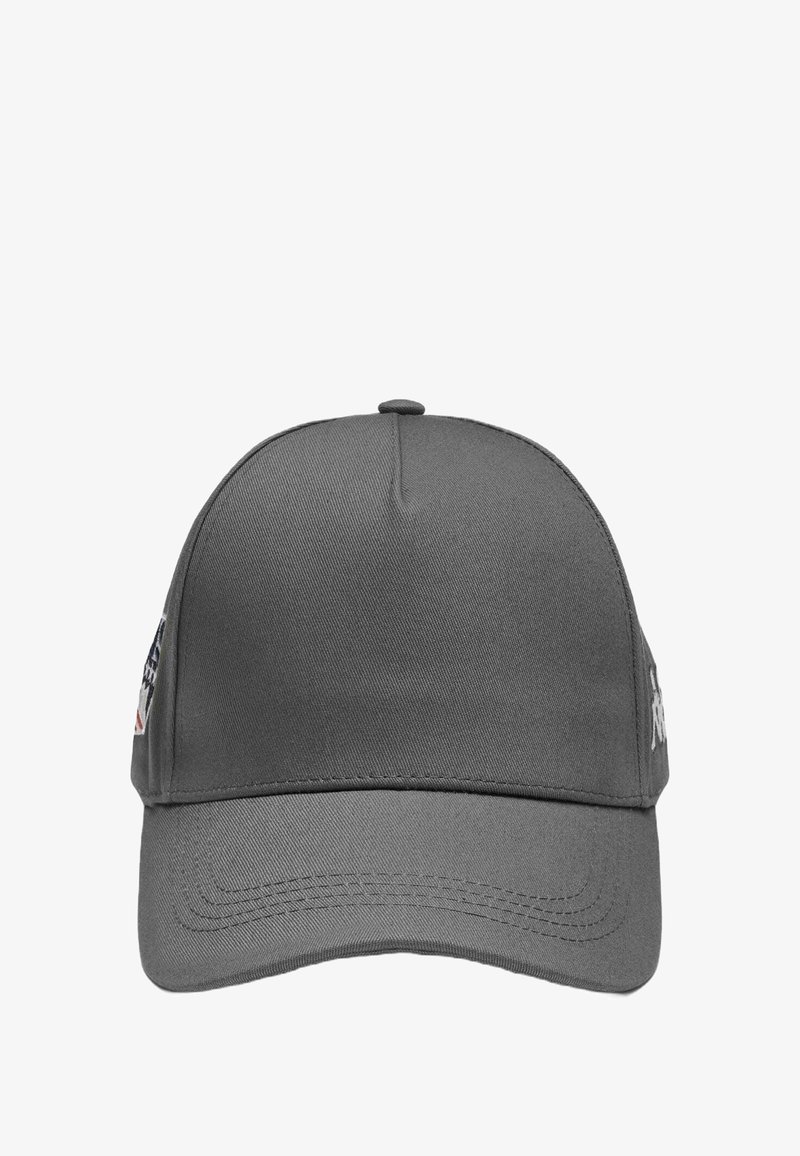 Cappellino da baseball grigio con un design strutturato, texture di tessuto liscio e visiera curva; presenta una patch con logo sul lato sinistro.