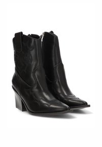 Botas vaqueras de cuero negro con punteras puntiagudas, detalles en paneles texturizados y un tacón apilado de 2,5 pulgadas. Cremallera lateral para facilitar su uso.