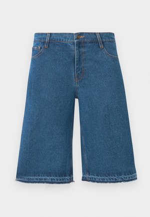 Blå denim shorts til knærne med slitte kanter, frontknapp og lommer på en ensfarget hvit bakgrunn.