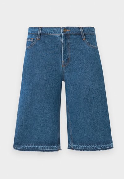 Μπλε τζιν σορτσάκια στο γόνατο με φθαρμένα τελειώματα, μπροστινό κουμπί και τσέπες σε λευκό φόντο.