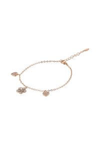 Náramek ze zlatavého kovu s třemi přívěsky: květina a dvě srdce, všechny zdobené čirými rhinestony, na jemném řetízku.