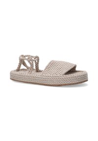 Beige Seil-Sandalen mit einem gewebten Design, ausgestattet mit einer flachen Sohle und einer offenen Zehenpartie. Zwei Riemenabschnitte sorgen für einen sicheren Halt.