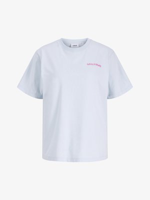 Απλό γαλάζιο κοντομάνικο T-shirt με στρογγυλή λαιμόκοψη και μικρό ροζ κείμενο «WILD FLOWER» στο πάνω αριστερό μέρος του στήθους.