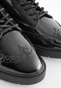 Next FOREVER COMFORT BROGUE CHUNKY WIDE FIT - Cipele s vezicama - black patent