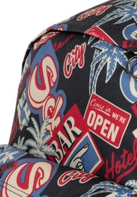 Mochila de textil con un fondo oscuro y vibrantes estampados de palmeras, letreros y texto en tonos rojos y azules. Tela duradera, diseño estructurado.