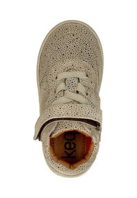 Beige geperforeerde leren schoen met ronde neus, verstelbare band en grijze veters. Het interieur heeft een oranje voering met zichtbaar logo.
