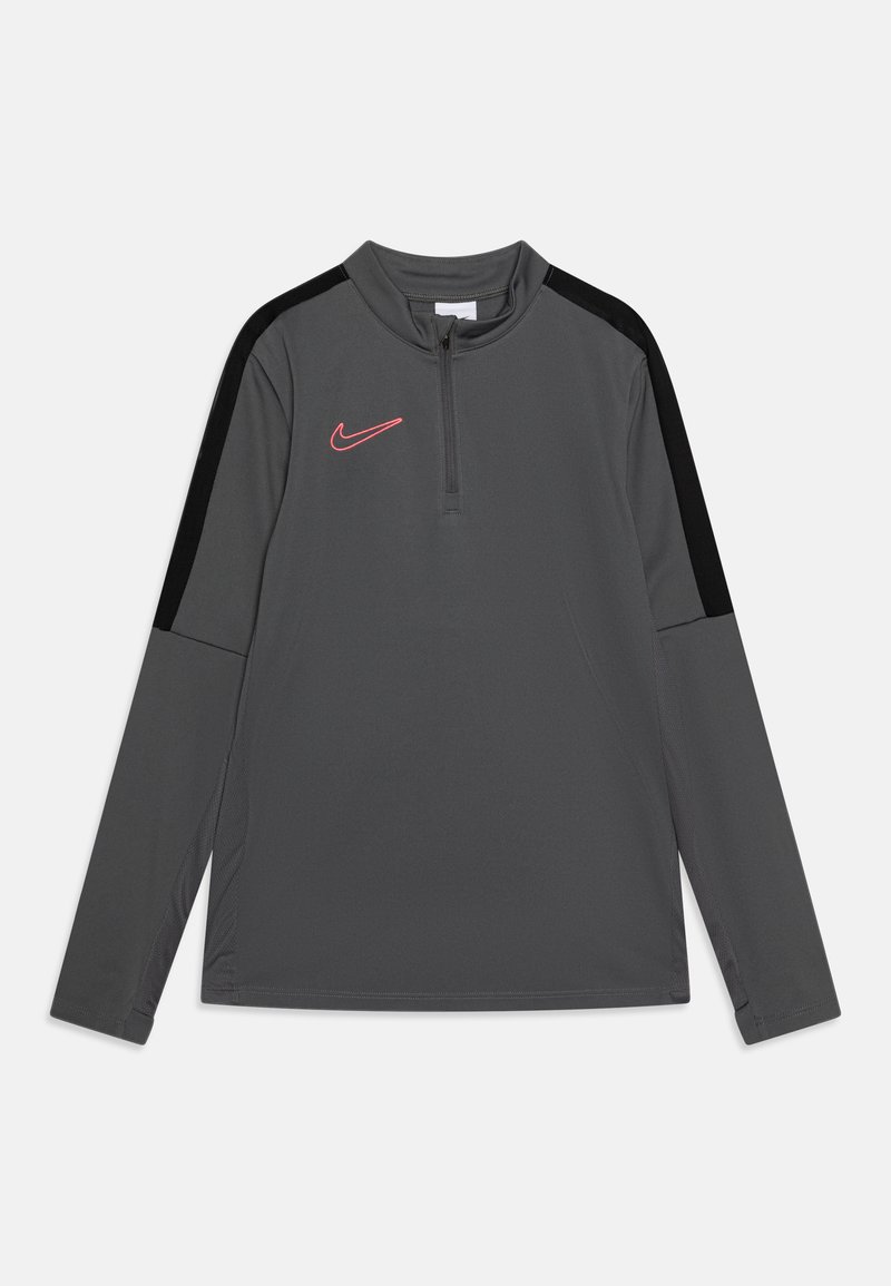 Grå langærmet top med halv-zip hals, sorte sidelapper og rødt Nike-logo på brystet. Fremstillet af glat, letvægtsstof.