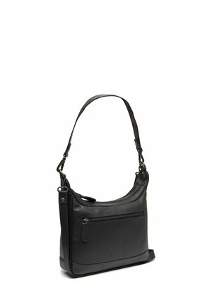 Bolso cruzado de cuero negro con un diseño curvado, correa ajustable, bolsillo frontal con cremallera y textura suave con sutiles detalles de costura.
