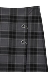 Jupe en tartan noir et gris avec un design plissé et des accents en métal argenté. Le tissu a une texture lisse avec des coutures blanches contrastées.