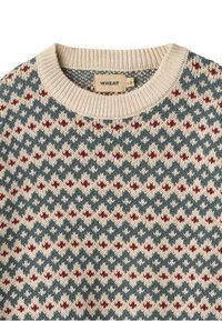 Maglione lavorato a maglia con un motivo a diamante crema, blu e rosso; colletto a giro e orlo a coste; tessuto testurizzato. Etichetta del marchio "WHEAT" visibile.