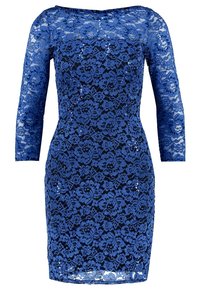 Sininen pitsimekko, jossa on kukkakuosiset yksityiskohdat, kolme neljäsosapituista hihoista ja vartalonmyötäinen leikkaus. Sisältää paljettikoristelun tummalla taustalla.