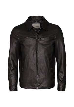 Czarna skórzana kurtka z długimi rękawami, kołnierzem i zapięciem na guziki z przodu, przedstawiona na białym tle.