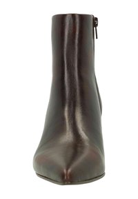 Bruine leren enkelboot met een puntige neus en slanke silhouet. Heeft een zijrits en een gladde, glanzende textuur.