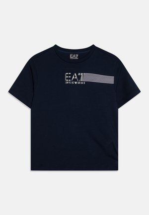 T-shirt blu navy a maniche corte con logo "EA7 Emporio Armani" e strisce orizzontali bianche sul petto superiore.