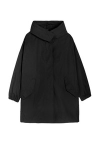 Czarny, oversize płaszcz z wysokim kołnierzem, luźnymi rękawami i bocznymi kieszeniami. Wykonany z gładkiego, matowego materiału bez widocznych zapięć.