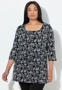 Schwarz-weiß gemusterte Tunika mit Paisley-Motiv, quadratischem Ausschnitt und dreiviertellangen Ärmeln; zeichnet sich durch eine lockere Passform und weiche Textur aus.