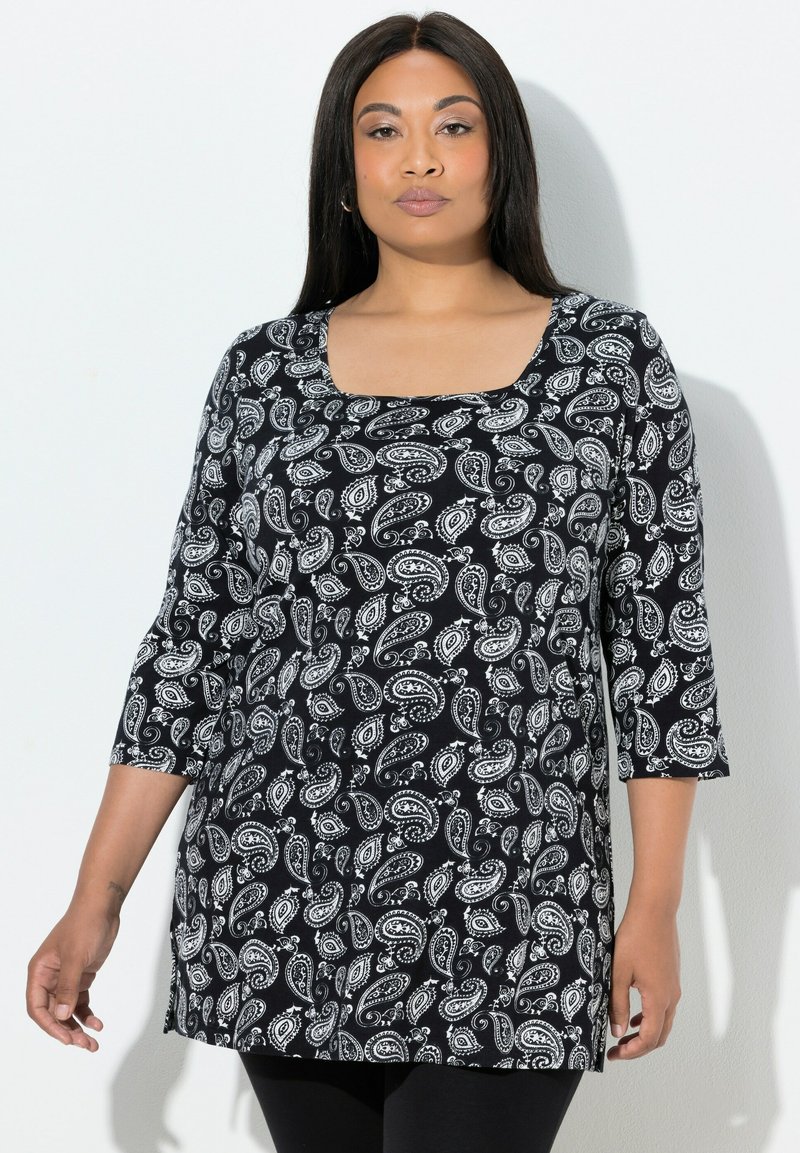 Schwarz-weiß gemusterte Tunika mit Paisley-Motiv, quadratischem Ausschnitt und dreiviertellangen Ärmeln; zeichnet sich durch eine lockere Passform und weiche Textur aus.