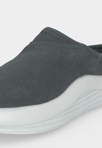 Σκουρόγκρι παντόφλα slip-on με λείο επάνω μέρος και χοντρή λευκή σόλα, με άψογη σχεδίαση και επενδεδυμένο γιακά για άνεση.