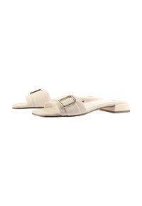 Beige öppna sandaler med en bred rem och rektangulär metallspänne. Har en låg, fyrkantig klack och slät yta.
