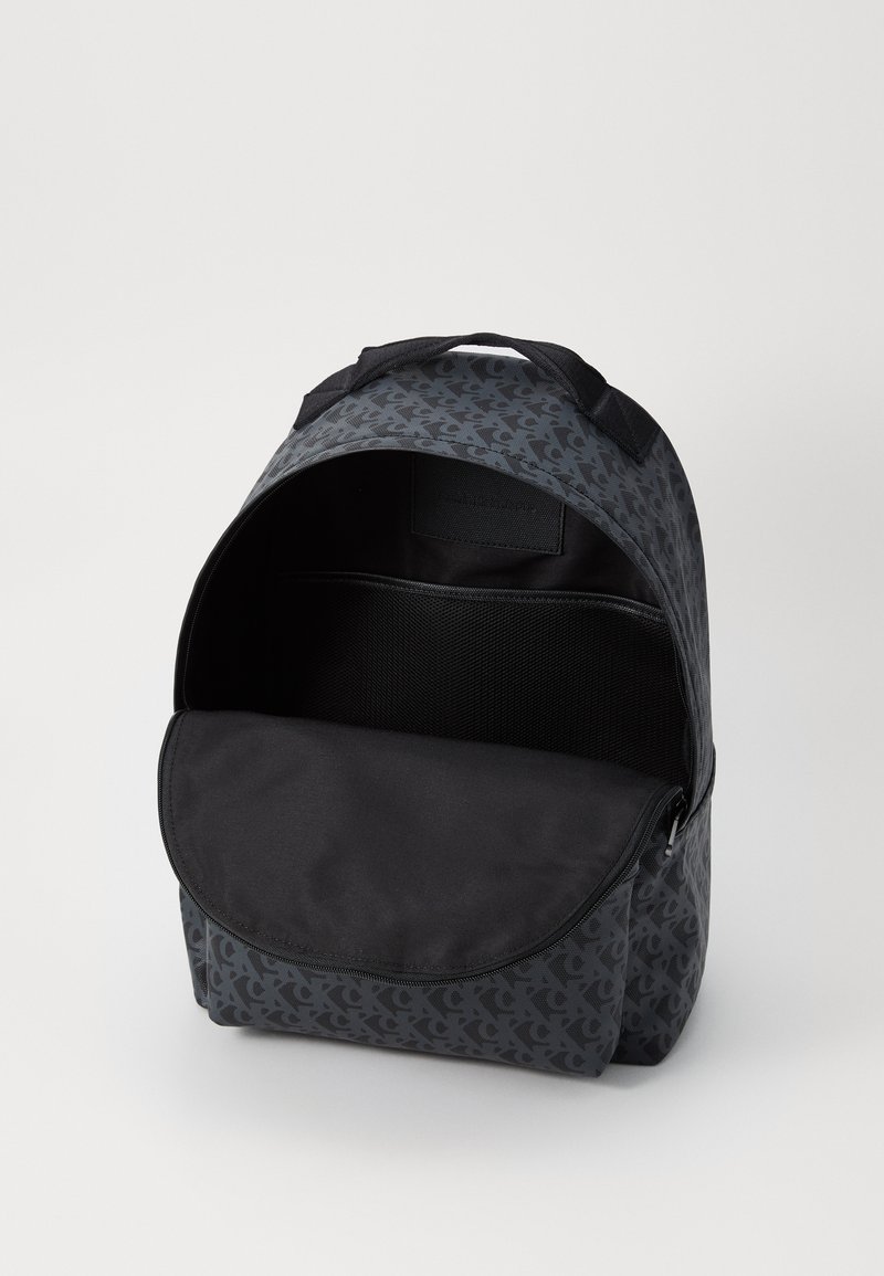 Calvin Klein Jeans AOP TEXTURED CENTER UNISEX Rucksack black