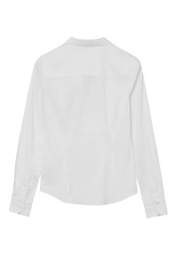 Camicia bianca a maniche lunghe con colletto appuntito, spacco posteriore, pieghe laterali e polsini con bottoni. Tessuto morbido, silhouette aderente.