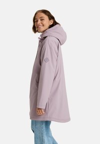 Chaqueta impermeable de color lavanda claro con capucha, bolsillos frontales y un parche de logo en la manga, que presenta un corte relajado y una textura suave.