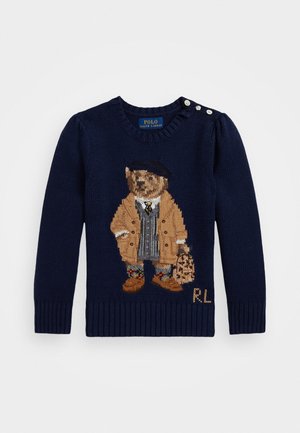 El suéter de punto azul marino presenta un oso bordado con un abrigo beige y calcetines de diseño, junto con las iniciales R.L. en dorado en el dobladillo.