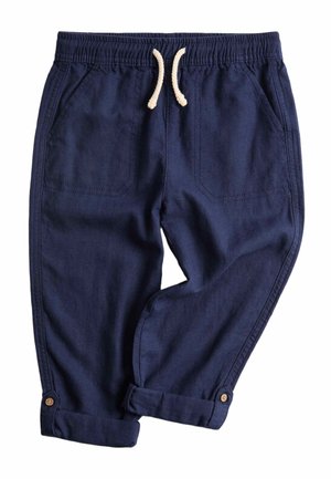 Marineblaue Freizeithose mit elastischem Bund, weißem Kordelzug, vorderen Taschen und verstellbaren Knopfmanschetten vor weißem Hintergrund.