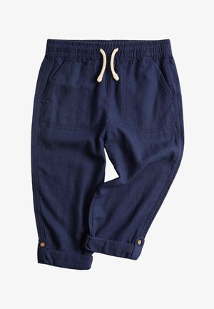 Granatowe, casualowe spodnie z elastycznym pasem, białym sznurkiem, przednimi kieszeniami i regulowanymi mankietami na guziki na białym tle.