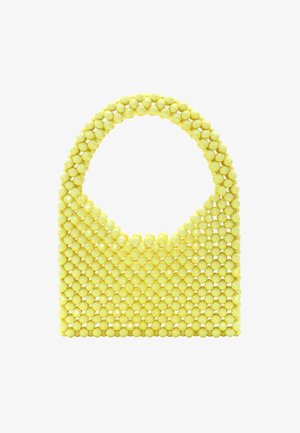 Gul håndtaske lavet af runde perler, med en glat overflade og et rundt håndtag, har en åben top og ingen synlige lukninger.
