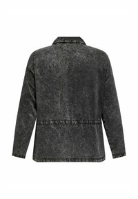 Črna jeans jakna, rahlo zbledela, z dolgimi rokavi, ovratnikom in kontrastnim šivom ob robovih ter šivih.