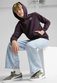 Puma DOWNTOWN GRAPHIC - Jersey con capucha - midnight plum
