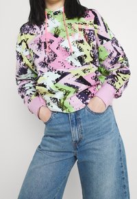 Felpa multicolore con un motivo astratto rosa, verde e blu, dotata di tasca frontale e cappuccio con cordini, maniche a polsino e vestibilità rilassata.