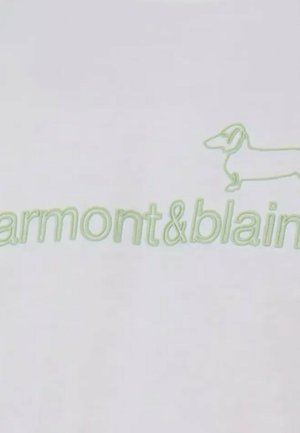 Tessuto bianco con testo ricamato in verde chiaro "harmont&blaine" e una semplice silhouette di un bassotto. Texture liscia, design minimal.