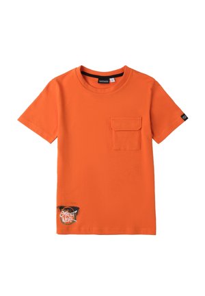 T-shirt in cotone arancione con collo rotondo, maniche corte, tasca frontale e una grafica nera 'Street Wear' in fondo. Texture morbida.