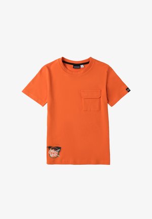 T-shirt in cotone arancione con collo rotondo, maniche corte, tasca frontale e una grafica nera 'Street Wear' in fondo. Texture morbida.