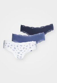 Drie paar onderbroeken: één witte met kleine blauwe bloemen, één donkerblauwe en één lichtblauwe, allemaal met kant langs de randen.