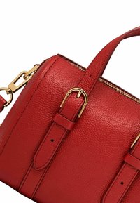 Sac à main en cuir rouge avec une finition texturée, doté de quincaillerie dorée, de poignées doubles et d'une bandoulière réglable avec des détails de boucle.