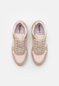 Béžové a světle růžové tenisky vyrobené z jemné síťoviny a semiše, s šněrovacím designem, texturovanými akcenty a růžovo pruhovanou stélkou.