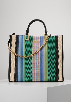 Torebka z czarnymi uchwytami, wielokolorowe pionowe paski w odcieniach niebieskiego, zielonego, beżowego oraz złoty łańcuszkowy pasek na białej powierzchni.