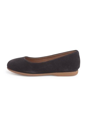 Zapato plano de ante negro con punta redonda y diseño de perfil bajo, con suela de goma color marrón claro y un forro interior suave.