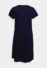 Námořnické šaty s krátkým rukávem, které mají přiléhavé korzet a rozšířenou sukni, zdobené pravidelně rozmístěnými bílými puntíky po celém povrchu.