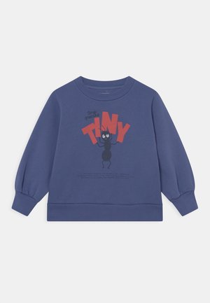 Sweat-shirt bleu à manches longues avec poignets et ourlet côtelés, présentant un dessin animé de fourmi tenant de grandes lettres rouges formant le mot "TINY" sur le devant.
