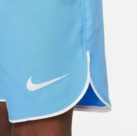 Hellblaue Sportshorts aus glattem Stoff mit einem weißen Nike-Logo und kontrastierenden weißen Akzenten, mit einem abgerundeten Saum und seitlichen Schlitzen.