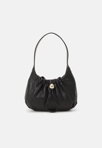 Musta nahkainen käsilaukku, jossa pehmeä, kerätty muotoilu. Siinä on kullanvärinen lukko ja siro hihna. Sileä pinta ja pyöreä muoto.