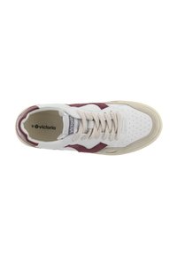 Sneaker bianca con accenti bordeaux, lacci beige chiaro, punta perforata e suola testurizzata. Marchio visibile sulla soletta.