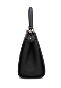 Borsa a mano in pelle nera con una silhouette strutturata, manico corto e dettagli in metallo dorato. Finitura testurizzata con una base piatta.