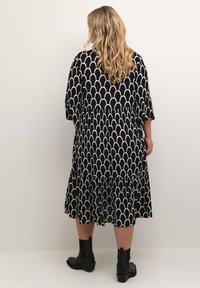 Kaffe Curve KCKERRY AMI - Dnevna haljina - black and white graphic print